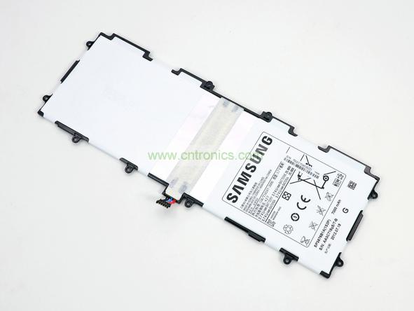 取出電池前要把周圍的帶狀電纜先拔出來，這個比較容易。Galaxy Note 10.1的電池容量為7000mAh,3.7V，預計續航時間8小時左右，重約136克，占據了整體重量的23%。不過為了減少機身厚度，電池做得很薄。
