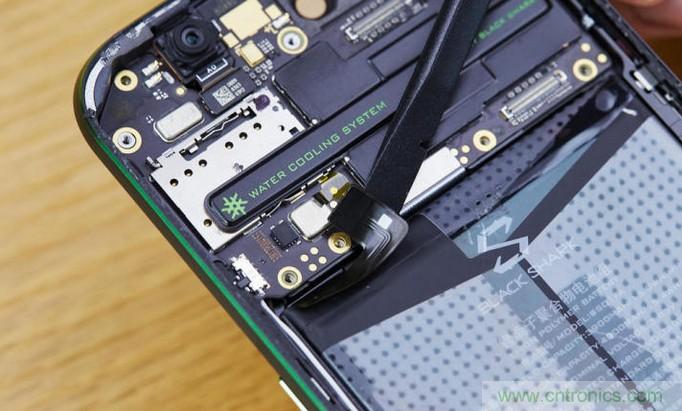 拆解黑鯊手機：多級直觸一體式液冷系統有什么門道？